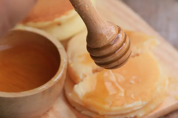Panqueca doce saborosa com mel — Fotografia de Stock
