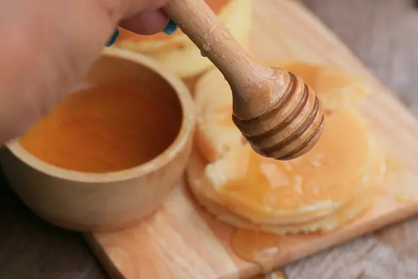 Savoureuse crêpe sucrée au miel — Photo
