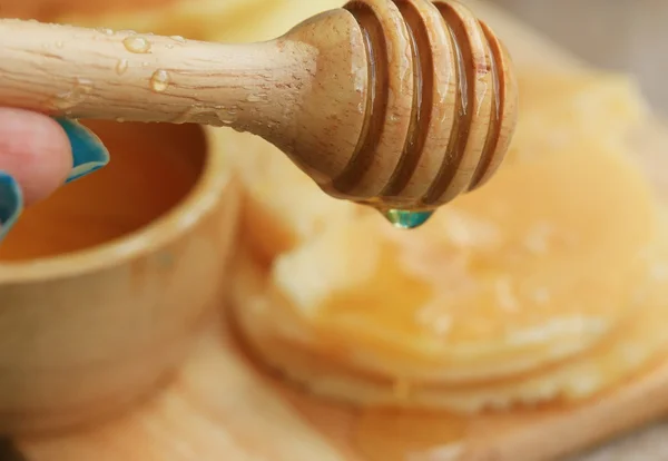 Välsmakande söt pannkaka med honung — Stockfoto