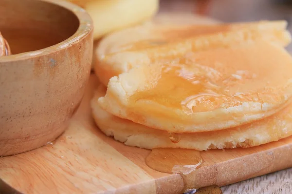 Smakelijke zoete pannenkoek met honing — Stockfoto