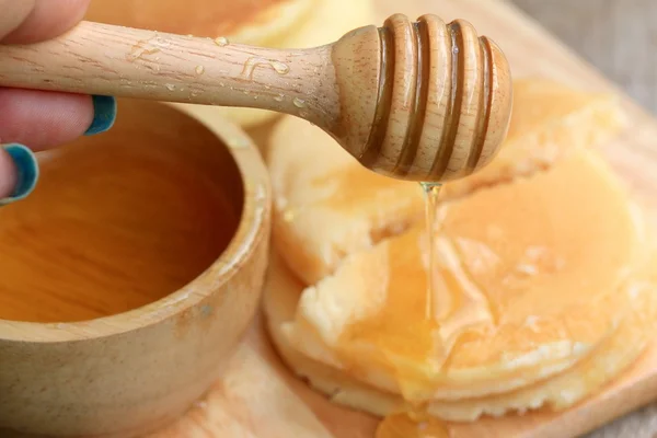 Smakelijke zoete pannenkoek met honing — Stockfoto