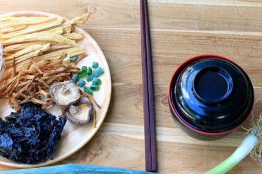 Tofu çorbası, erişte, shiitake mantar yemek, kurutulmuş