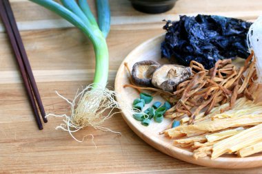Tofu çorbası, erişte, shiitake mantar yemek, kurutulmuş