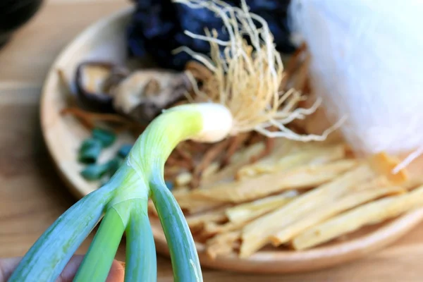 キノコのスープ、麺、椎茸料理、乾燥豆腐 — ストック写真