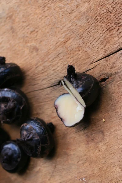 Castanha de água chinesa em madeira vintage — Fotografia de Stock