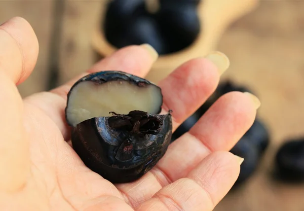 Castanha de água chinesa em madeira vintage — Fotografia de Stock