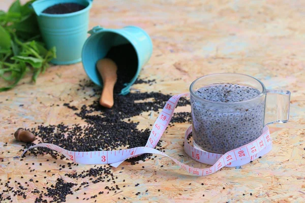 Semillas de albahaca para bebidas de fibra y cinta métrica — Foto de Stock