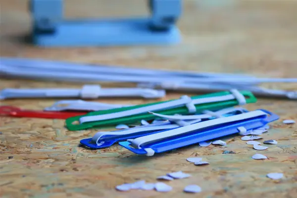 Perforatie van papier en kunststof tong aan het bestand — Stockfoto
