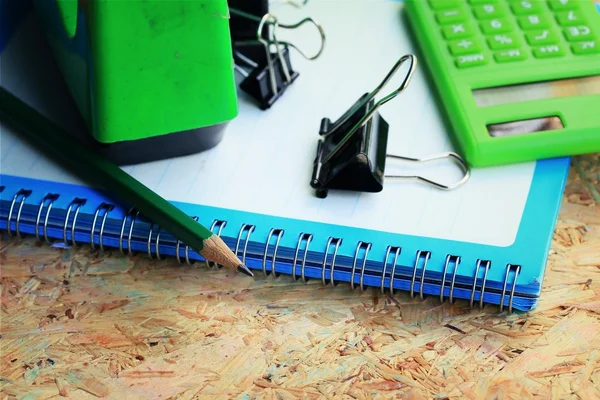 Mezclar libro y calculadora, grapadora, cinta adhesiva, ponche de papel, lápiz — Foto de Stock