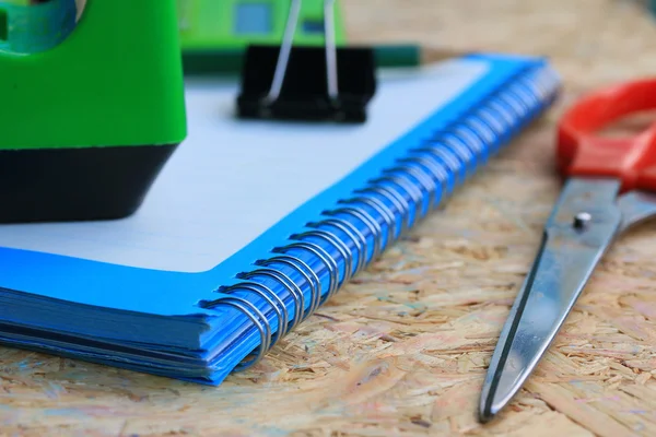 Meng boek en rekenmachine, nietmachine, tape, papier punch, potlood — Stockfoto