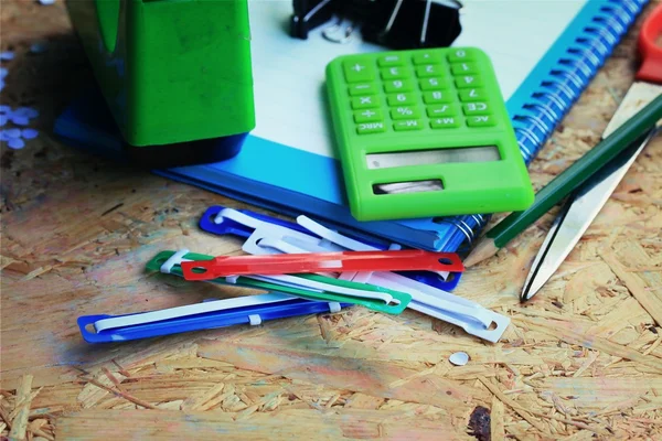 Mélanger livre et calculatrice, agrafeuse, ruban adhésif, poinçon de papier, crayon — Photo