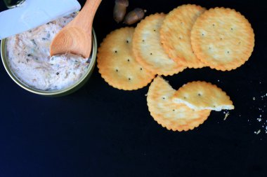 lezzetli ton balıklı kraker