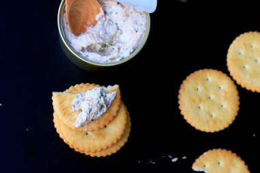 lezzetli ton balıklı kraker