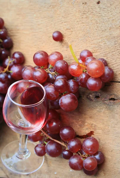 フルーツの新鮮なブドウとワイン赤 — ストック写真