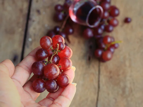 Fruits raisins frais et vin rouge — Photo