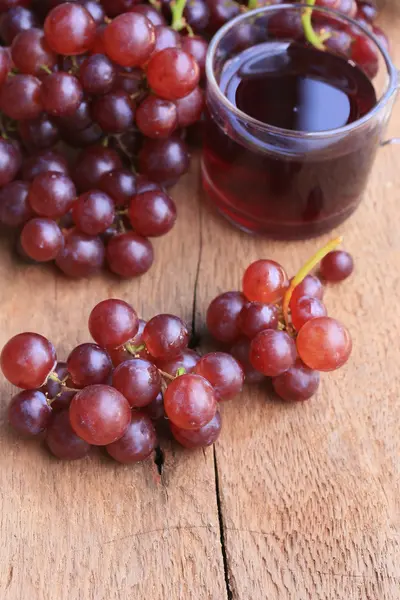 Fruits raisins frais et vin rouge — Photo