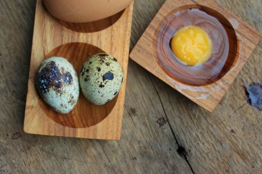 Bıldırcın yumurtası ve kahverengi yumurta