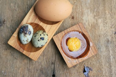 Bıldırcın yumurtası ve kahverengi yumurta