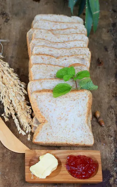 Fetta pane integrale tostato con marmellata di fragole — Foto Stock