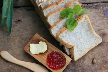 Dilim kızarmış ekmek kepekli ekmek ile çilek reçeli