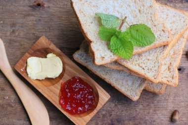 Dilim kızarmış ekmek kepekli ekmek ile çilek reçeli