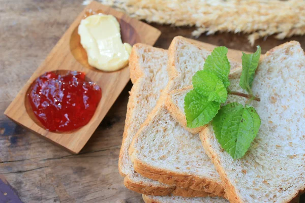 Rebanada de pan integral tostado con mermelada de fresa — Foto de Stock