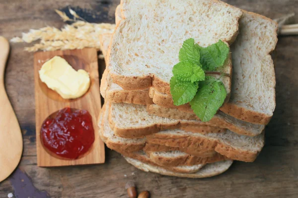 Slice toast whole wheat bread with strawberry jam — Stock Photo, Image