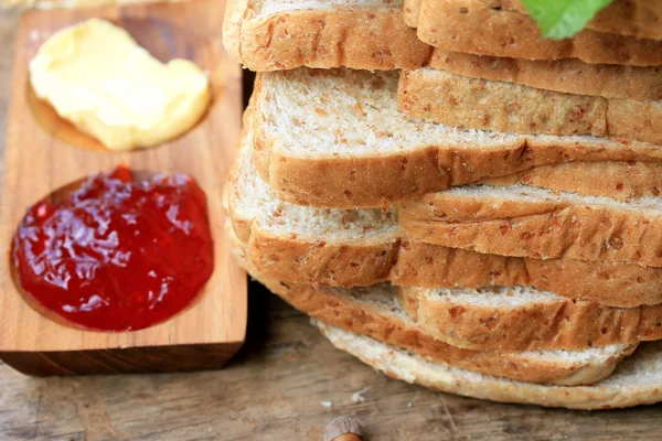 Rebanada de pan integral tostado con mermelada de fresa — Foto de Stock