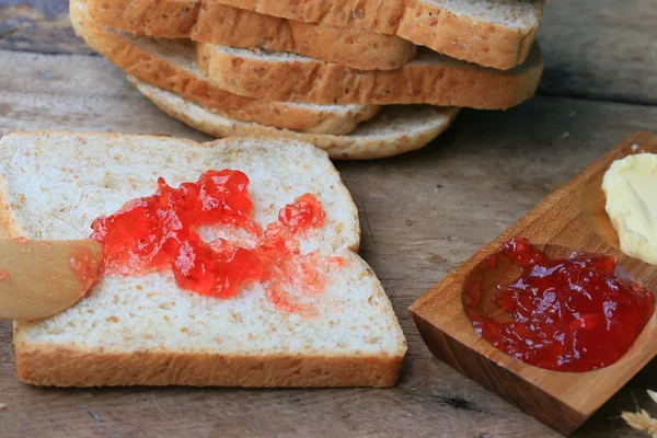 Нарізати тост цільнозерновим хлібом з полуничним джемом — стокове фото