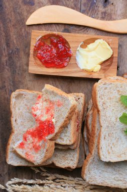 Dilim kızarmış ekmek kepekli ekmek ile çilek reçeli