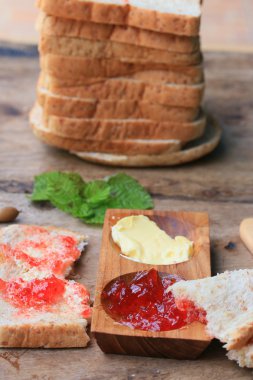 Dilim kızarmış ekmek kepekli ekmek ile çilek reçeli