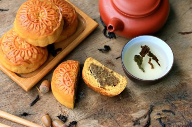 Festival moon pasta ve sıcak çay - Çin kek