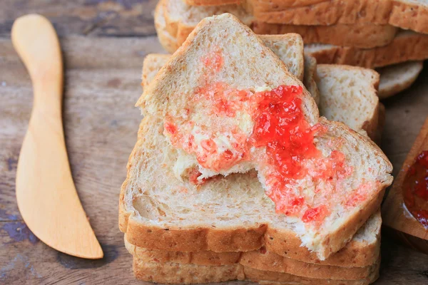 Rebanada de pan integral tostado con mermelada de fresa — Foto de Stock