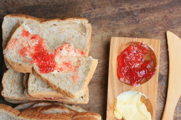Rebanada de pan integral tostado con mermelada de fresa — Foto de Stock