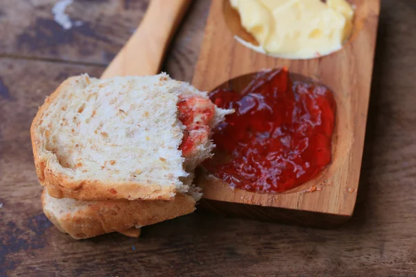 Rebanada de pan integral tostado con mermelada de fresa — Foto de Stock