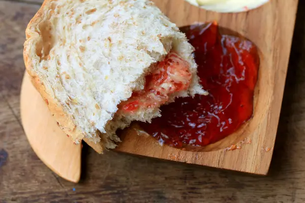 Rebanada de pan integral tostado con mermelada de fresa — Foto de Stock