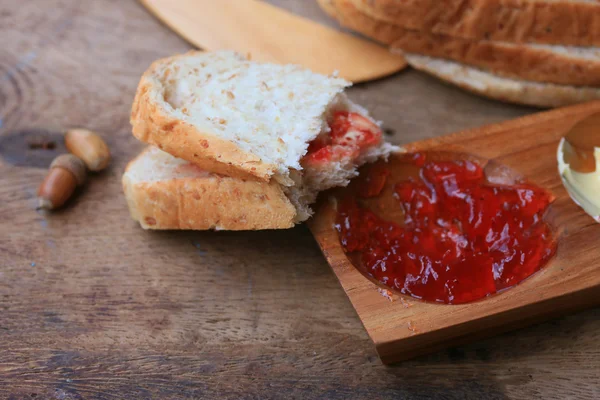 Rebanada de pan integral tostado con mermelada de fresa — Foto de Stock