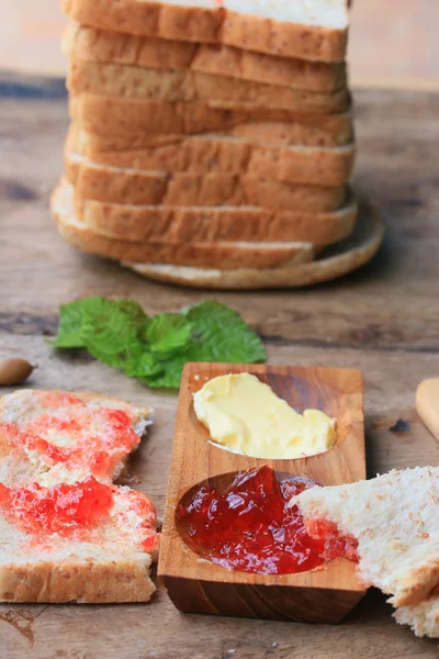 Rebanada de pan integral tostado con mermelada de fresa — Foto de Stock