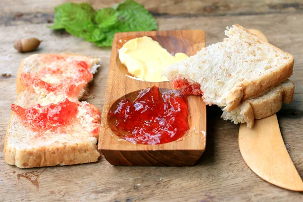 Нарізати тост цільнозерновим хлібом з полуничним джемом — стокове фото