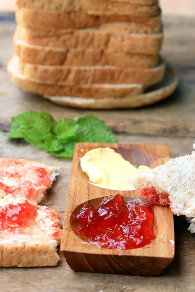 Trancher le pain grillé de blé entier avec de la confiture de fraises — Photo