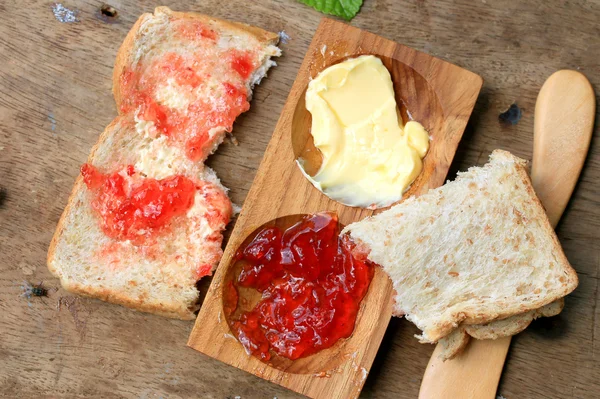 Rebanada de pan integral tostado con mermelada de fresa — Foto de Stock