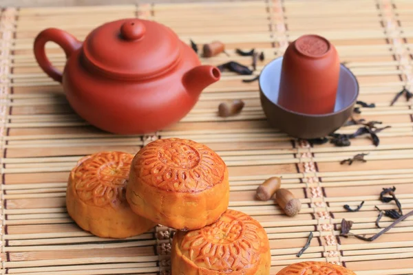 축제 달 케이크와 뜨거운 차-중국 케이크 — 스톡 사진