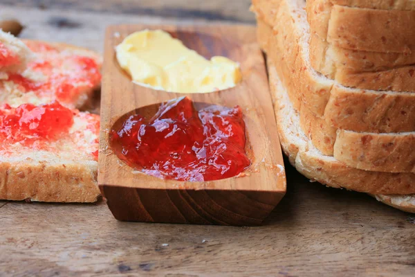 Slice toast whole wheat bread with strawberry jam — Stock Photo, Image