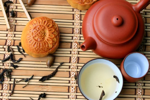 Festival maan taart en warme thee - Chinese cake — Stockfoto