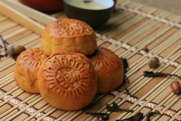 Festival maan taart en warme thee - Chinese cake — Stockfoto