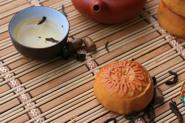 Festival moon pasta ve sıcak çay - Çin kek