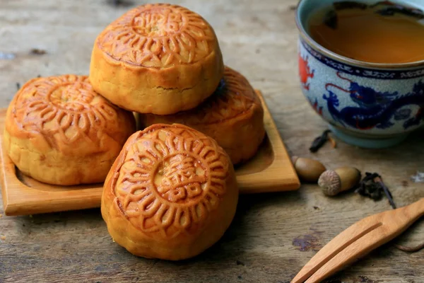 Festival moon cake and hot tea - Chinese cake — Stock Photo, Image