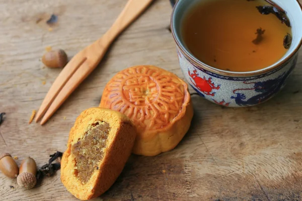 Festival gâteau de lune et thé chaud gâteau chinois — Photo