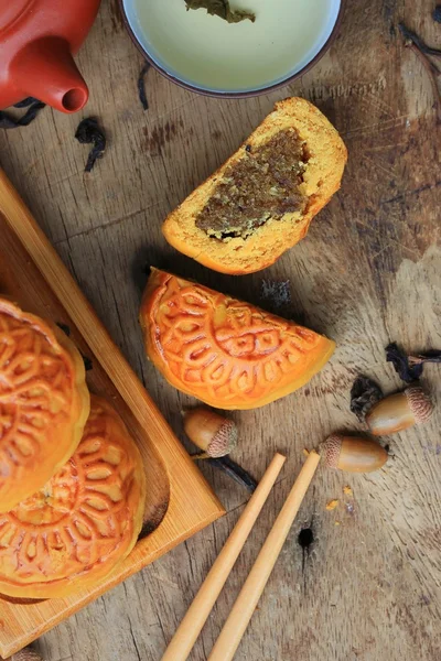 Festival Mondkuchen und heißer Tee - chinesischer Kuchen — Stockfoto