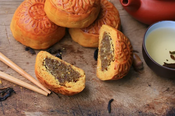 Festival moon pasta ve sıcak çay - Çin kek